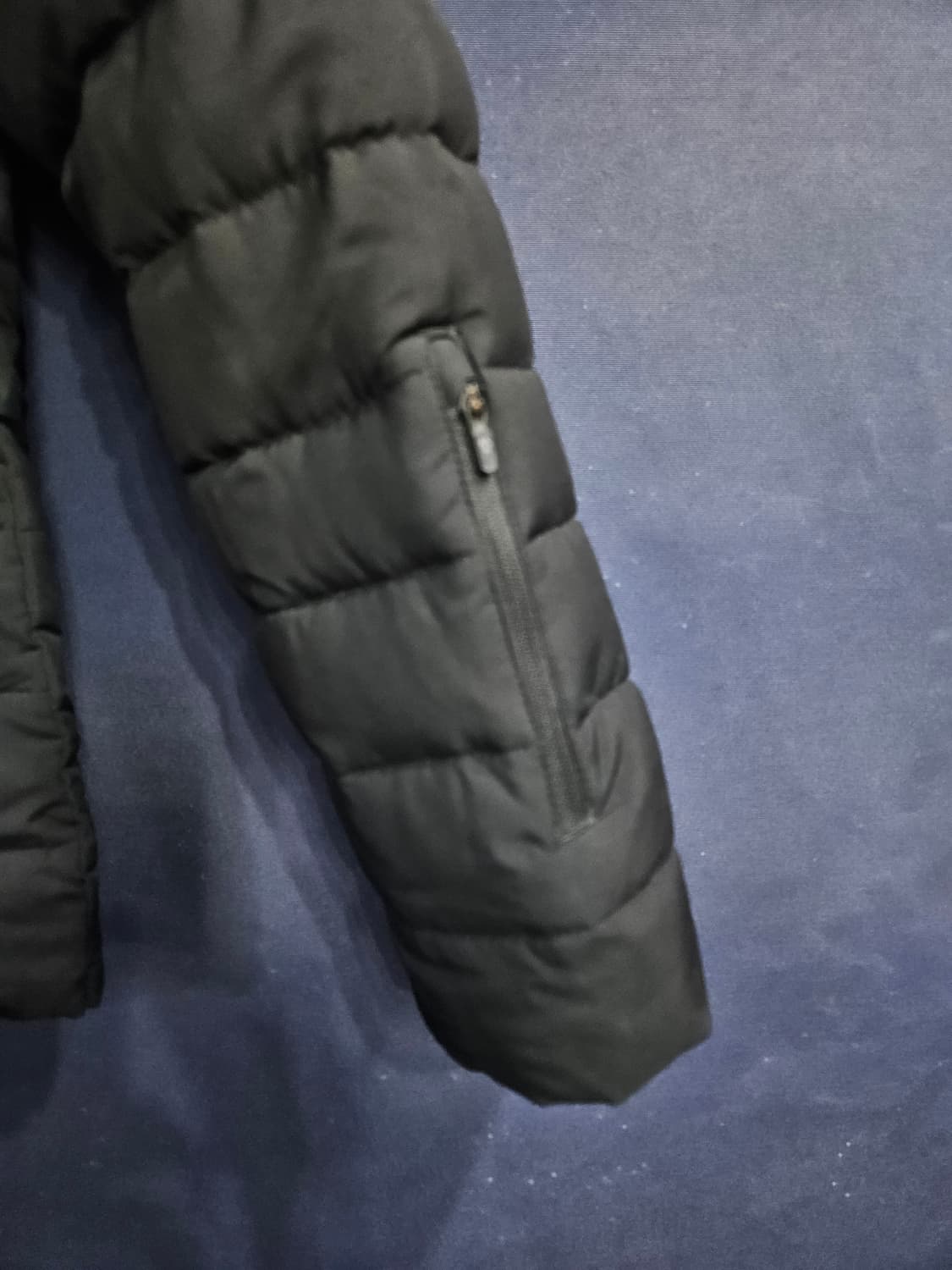 데상트 블랙컬러 남성 슬림핏 95 덕다운 경량패딩  상품이미지5