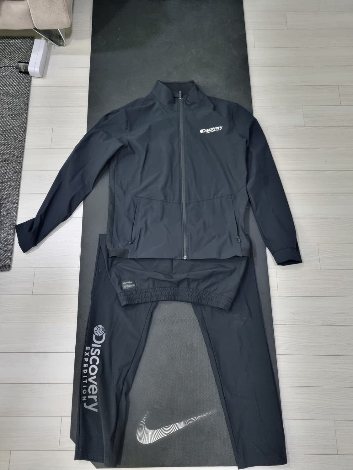 [세트/100] 디스커버리 익스페디션 트레이닝 셋업 (블랙) 상품이미지1