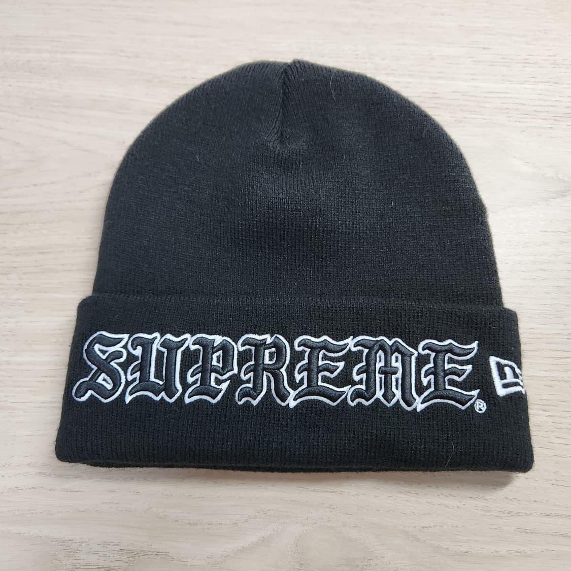 슈프림×뉴에라 올드 잉글리쉬 비니 블랙 25FW 상품이미지1