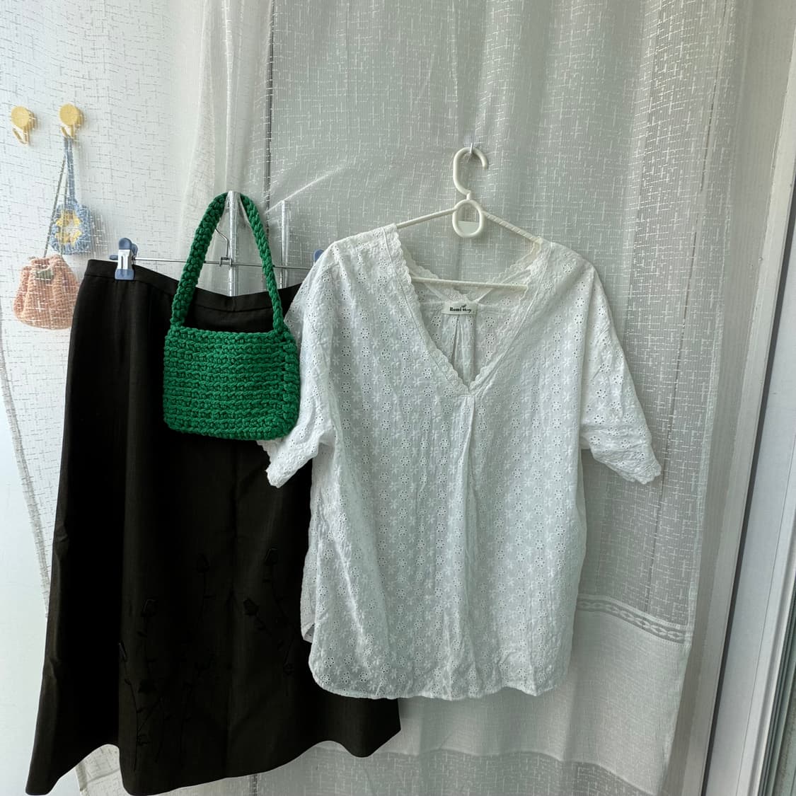 화이트 펀칭레이스 브이넥 블라우스 예뻐요 상품이미지4