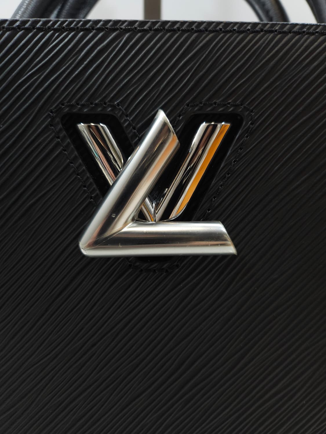 루이비통 에삐 트위스트 토트백 상품이미지6