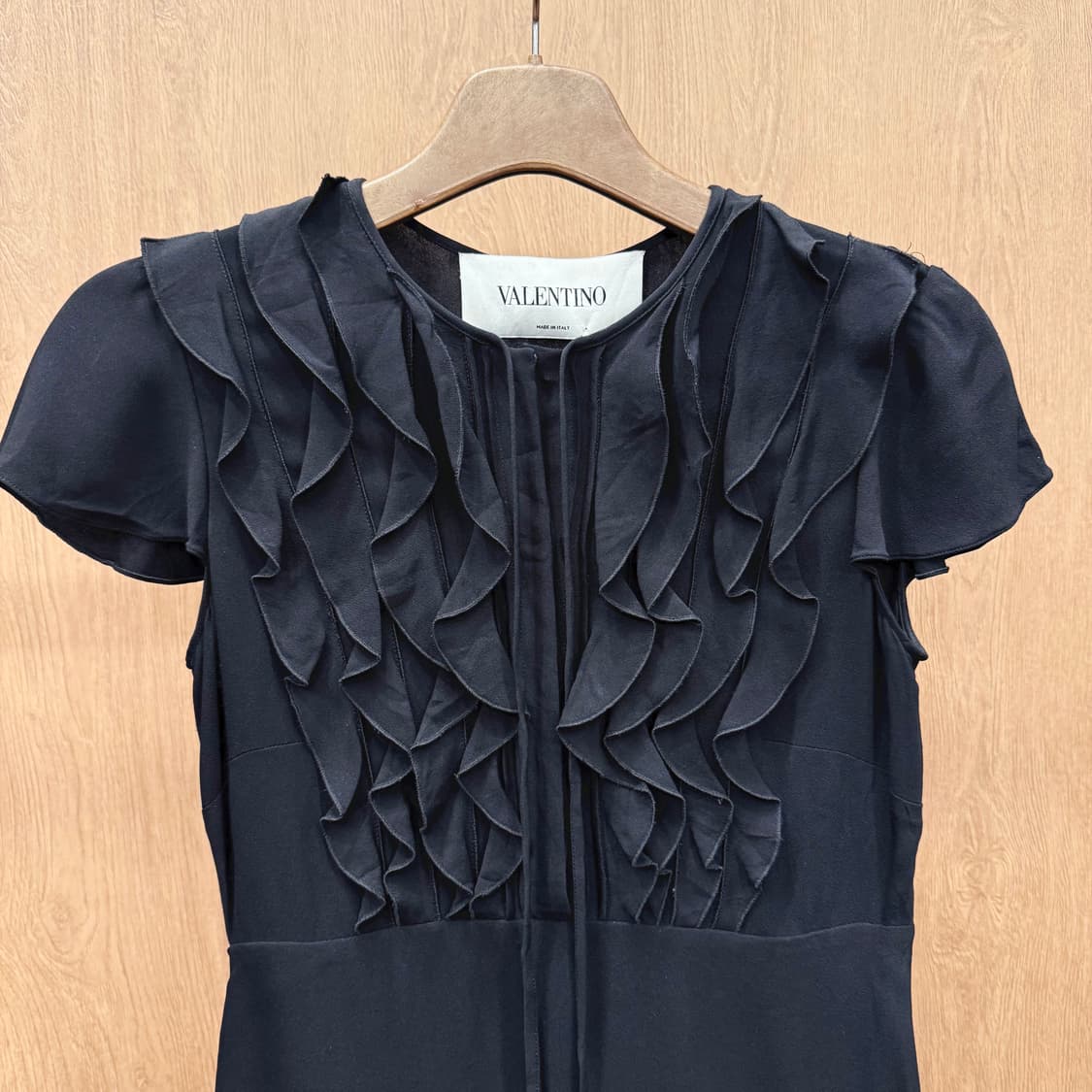 발렌티노 반팔 미디 원피스 러플 장식 중앙 히든 디테일 블랙 상품이미지4