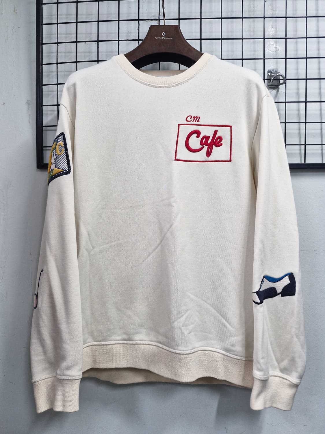 105XL 커스텀멜로우 (코오롱) 카페 자수 패치 맨투맨. 상품이미지1