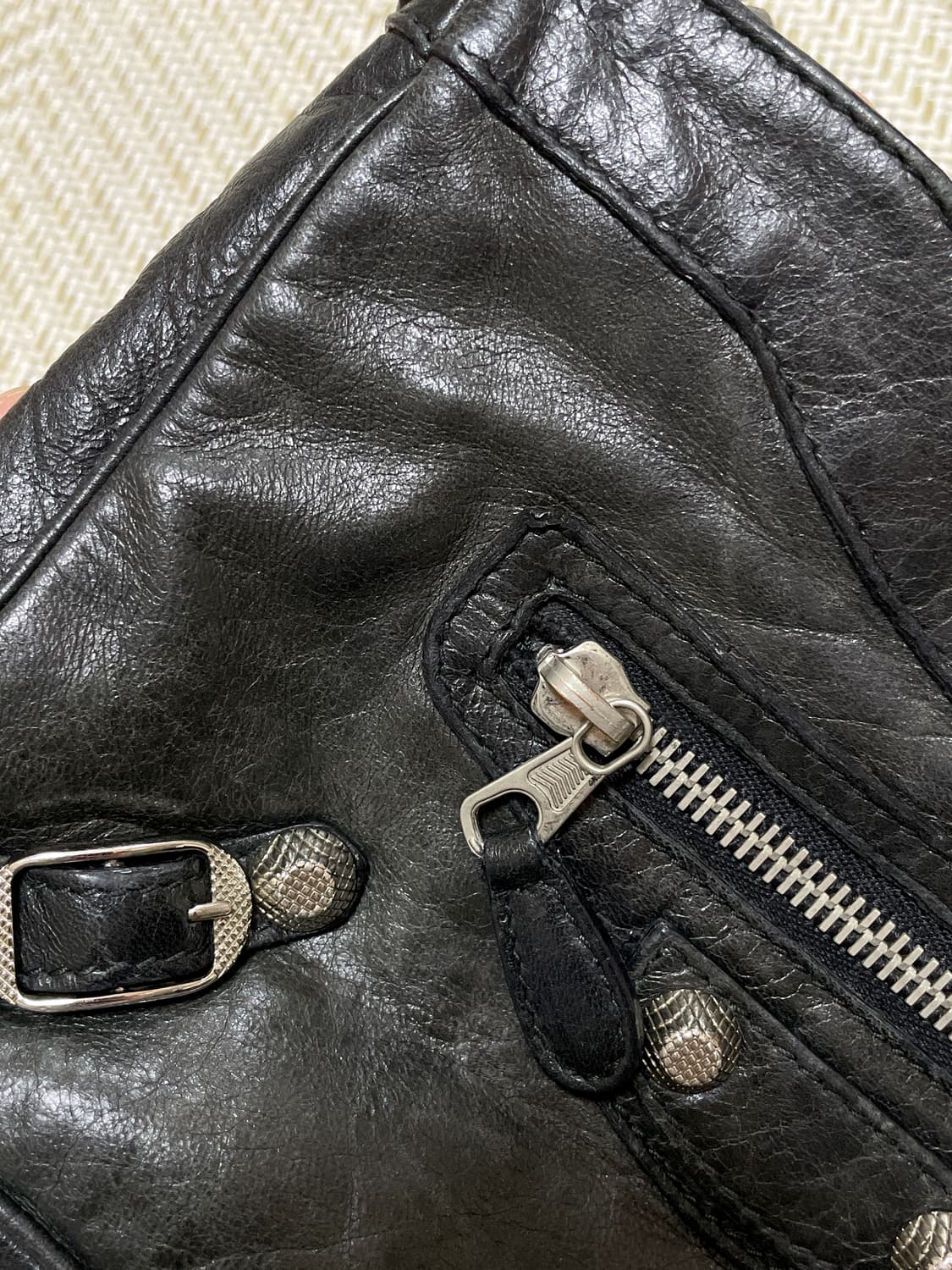 발렌시아가 힙 크로스백 상품이미지2