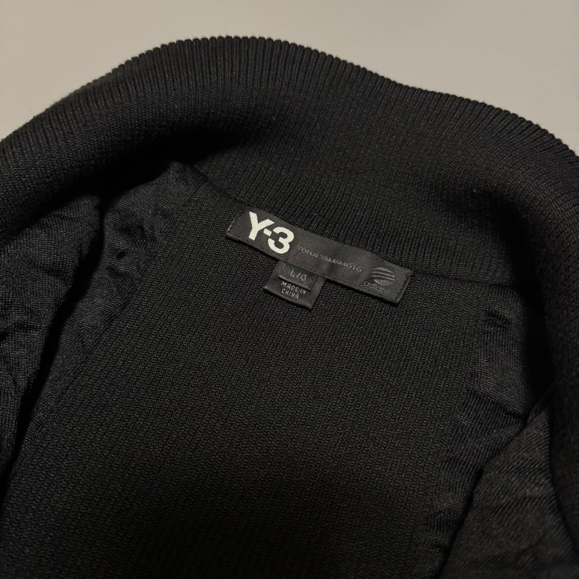 Y-3 블랙컬러 폴리에스터 혼방 하이넥 가공 링클 자켓 상품이미지3