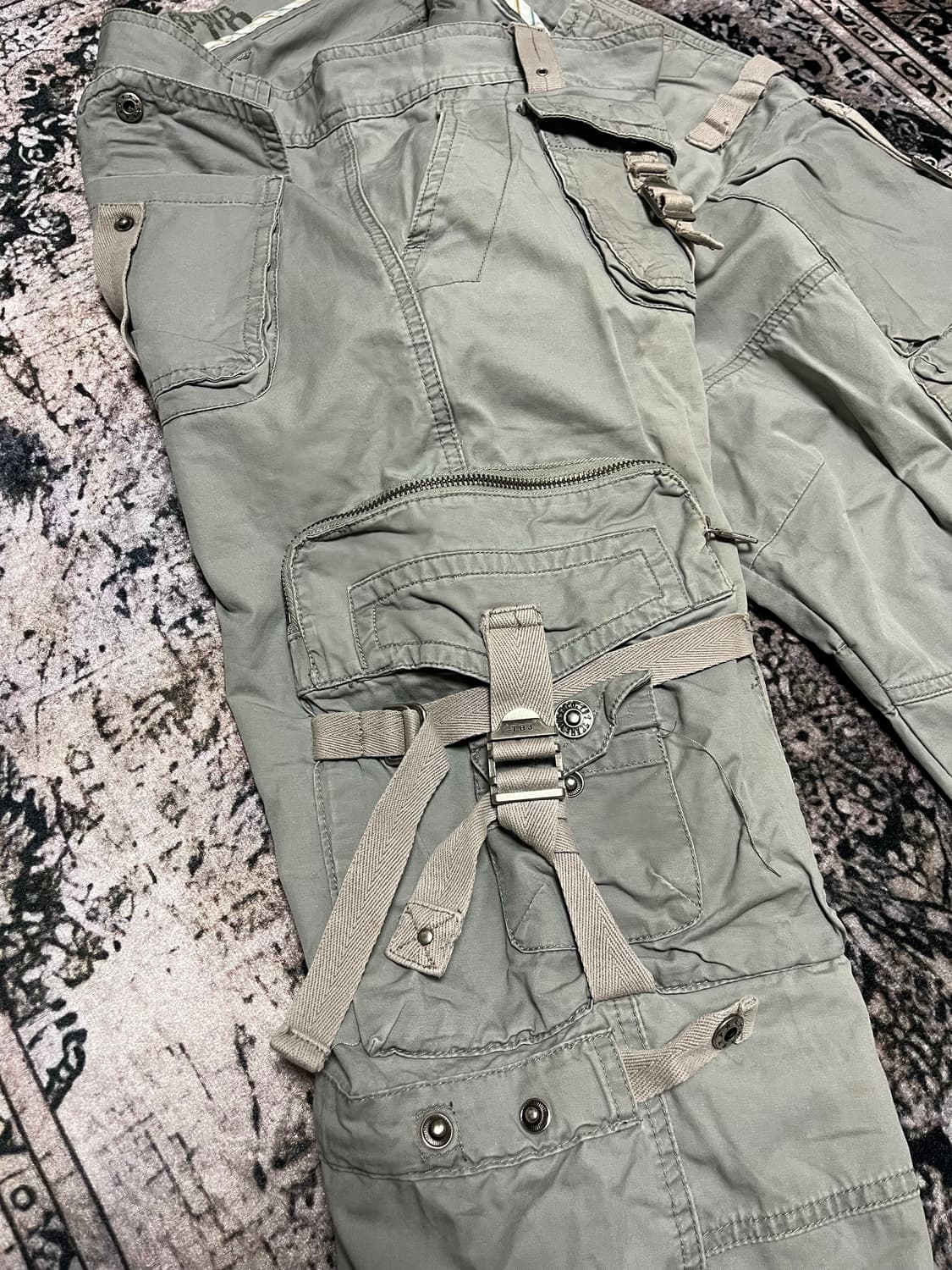 빅포켓 밴딩 디테일 그레이 카고팬츠 상품이미지10