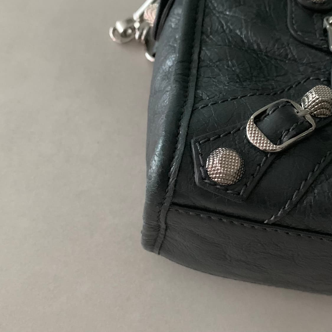 발렌시아가 르시티 모터백 미니 차콜 그레이 상품이미지2