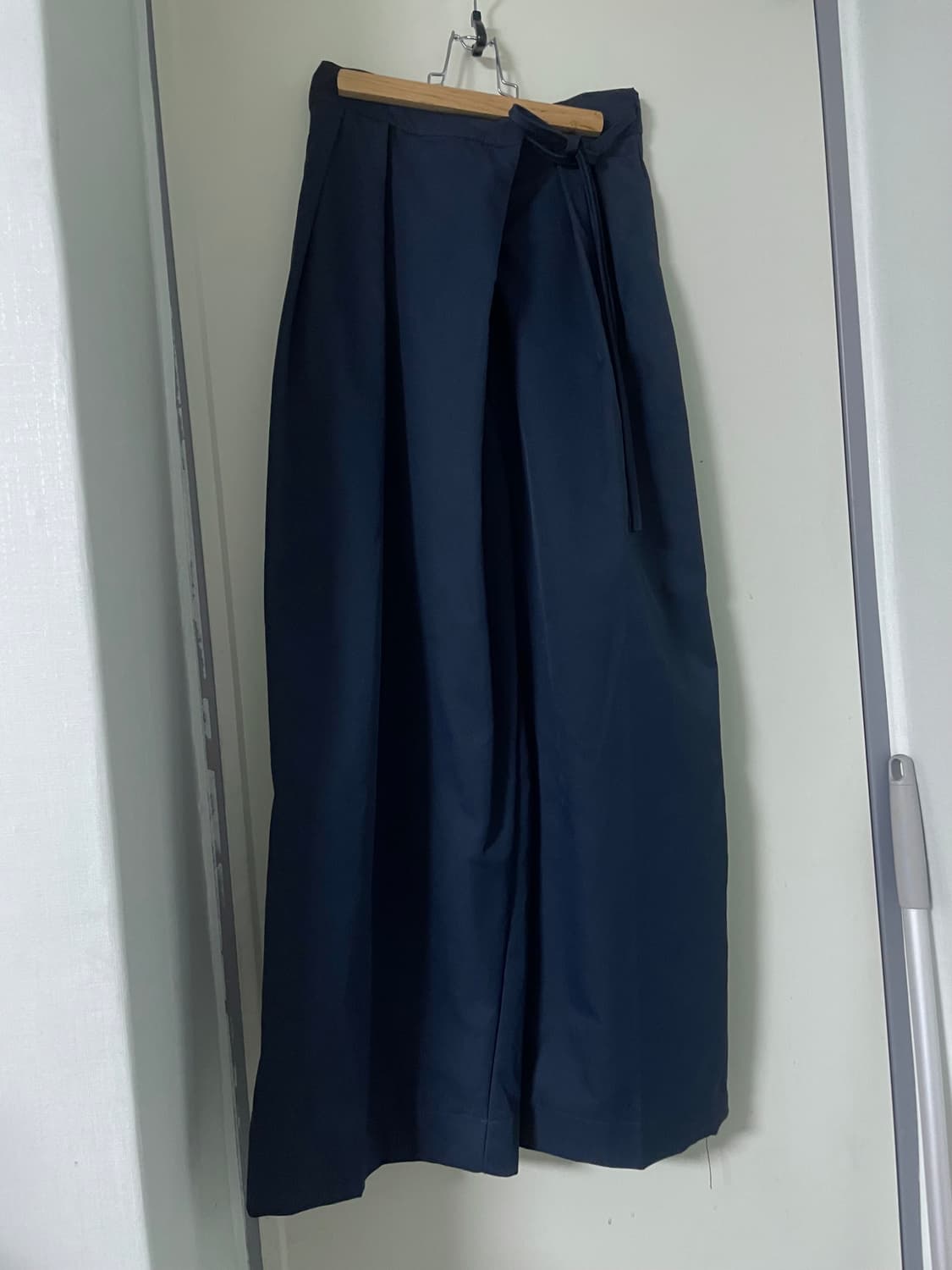 네이비 모던 슬랙스 상품이미지1