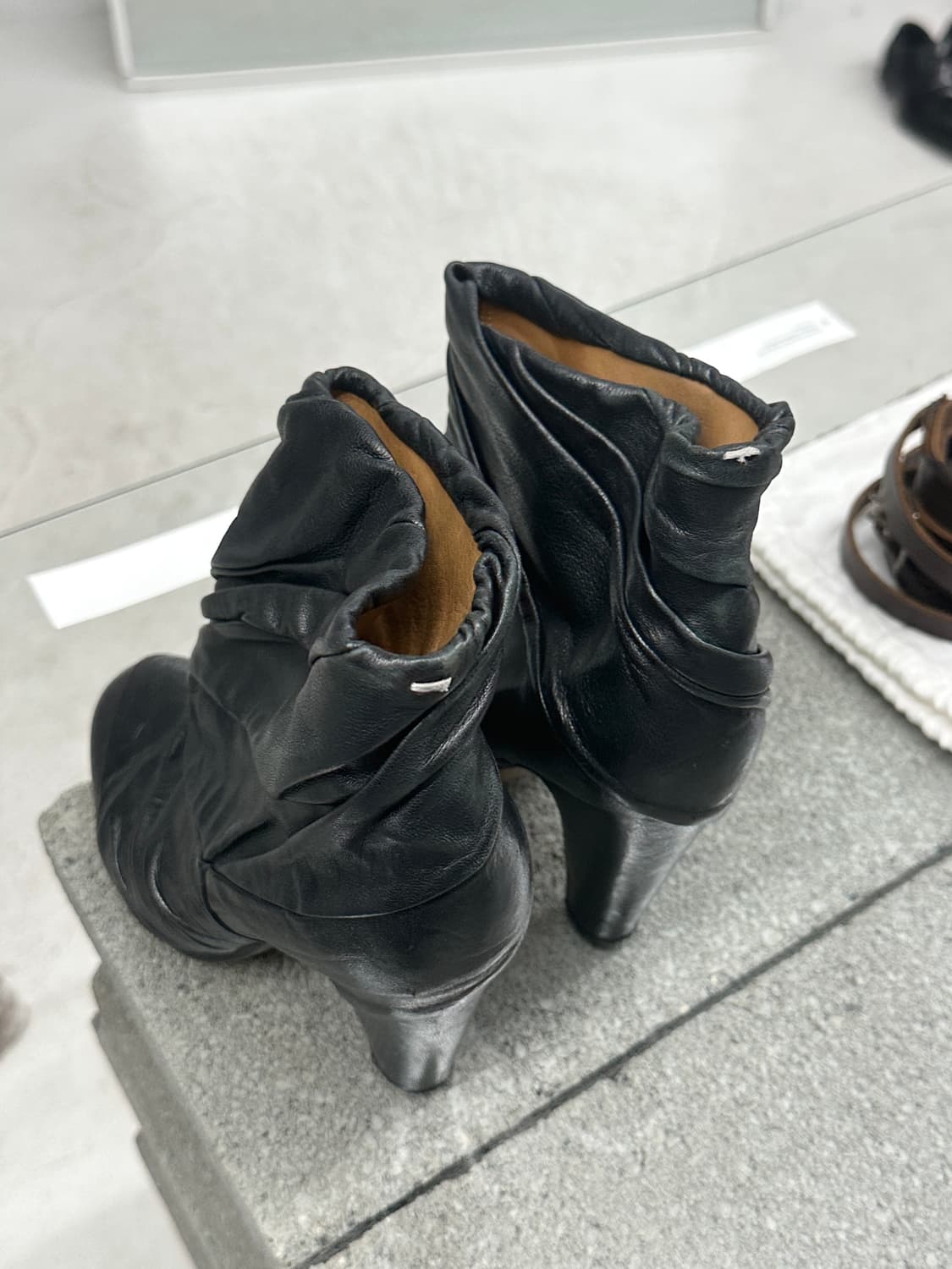 마르지엘라 플리츠 레더 부츠 상품이미지4