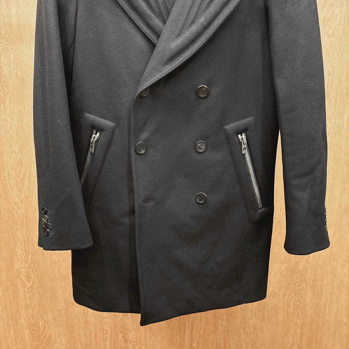 우영미 더블 브레스티드 롱 코트 엠보 퀄팅 스티치 집업 포켓 디테일 블랙 상품이미지5