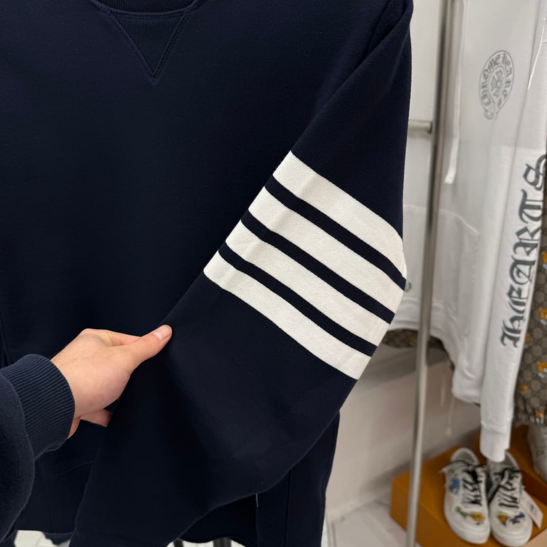 [3] 톰브라운 사선완장 맨투맨 네이비 상품이미지3