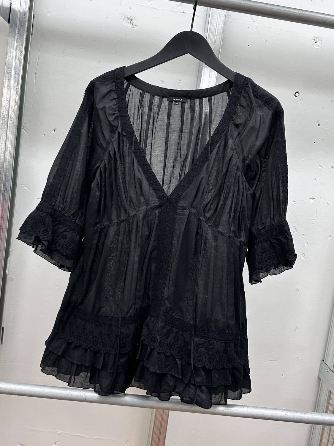 black deep v neck layered lace top 상품이미지4