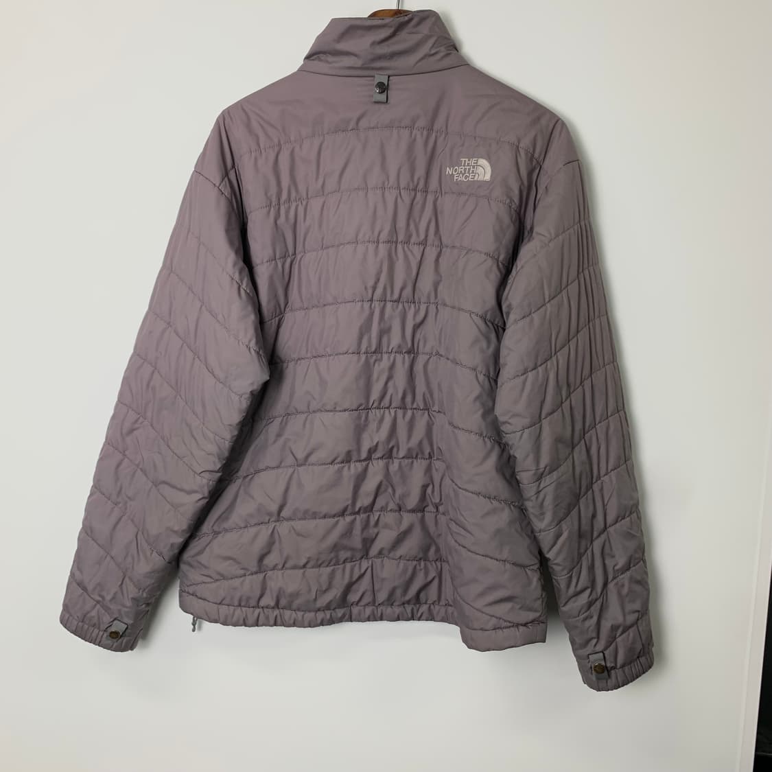 노스페이스 자수로고 스틸그레이 경량 패딩 상품이미지3