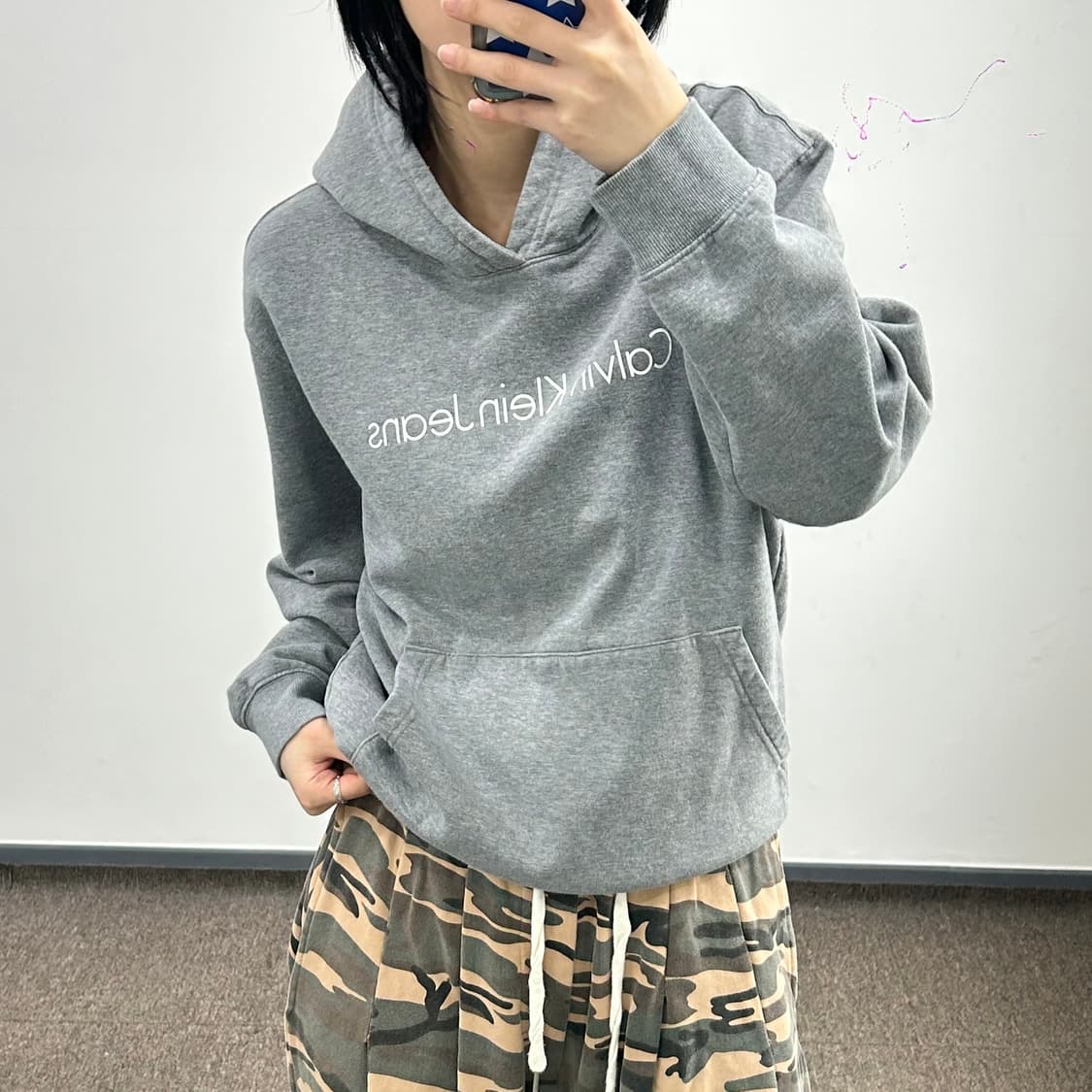 Calvin Klein 켈빈클라인 스펠아웃 로고 그레이 후드티 상품이미지2