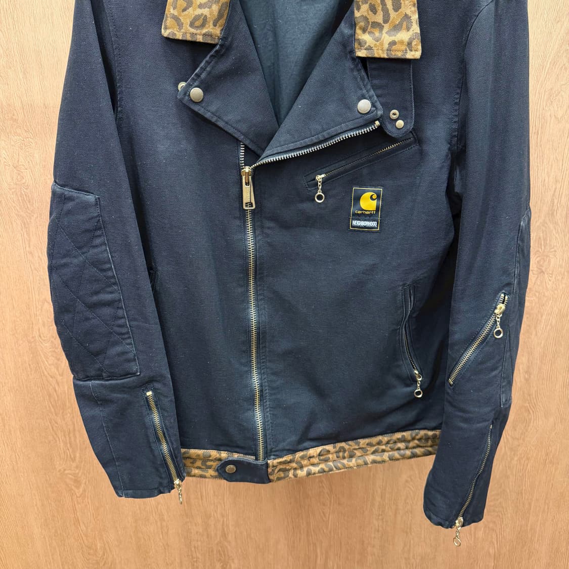 칼하트 네이버후드 코튼 라이더 자켓 레오파드 패턴 배색 디테일 블랙 상품이미지5