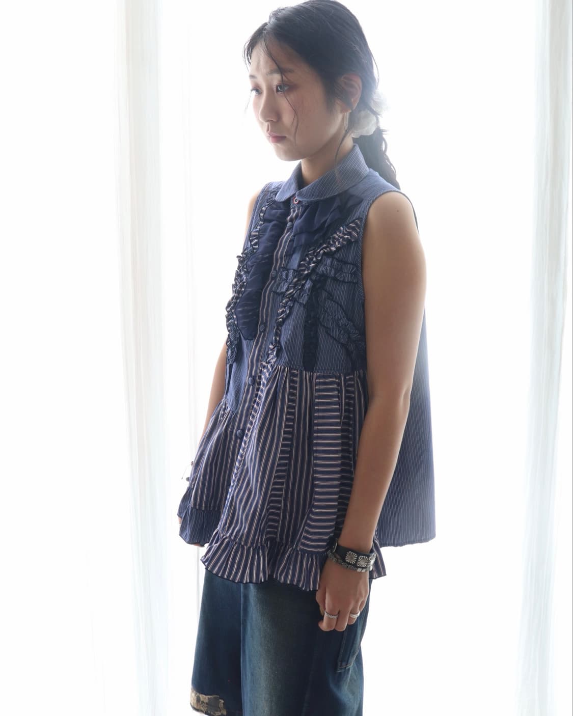 [Beams Boy] Tori-To Navy Ruffle Blouse 상품이미지2