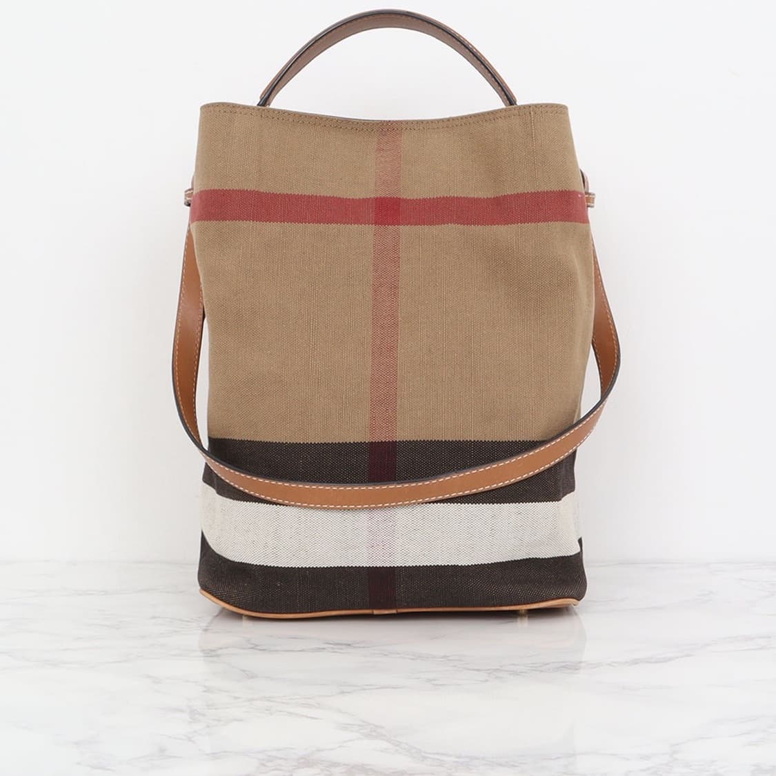 [BURBERRY] 버버리 자이언트 체크 레더 버킷백 상품이미지3