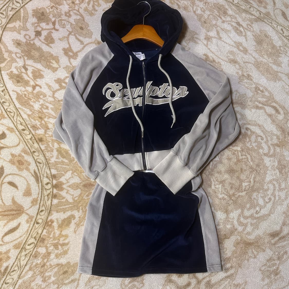 스컬프터 벨루어 셋업 후드집업 스커트 상품이미지1