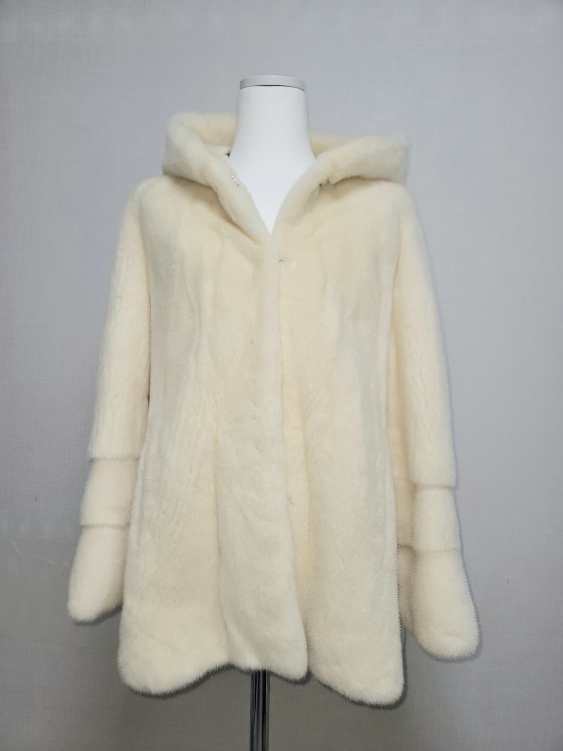 🎀코펜하겐 퍼플 등급🎀 펄화이트에 가까운 크림색 후드 밍크코트 상품이미지1