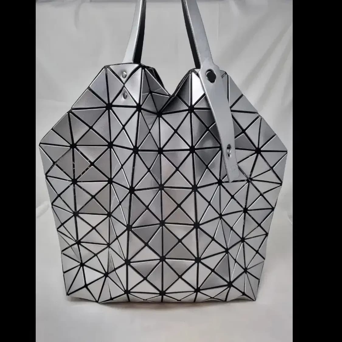 바오바오 이세이미야케 루센트 실버 토트백 상품이미지1