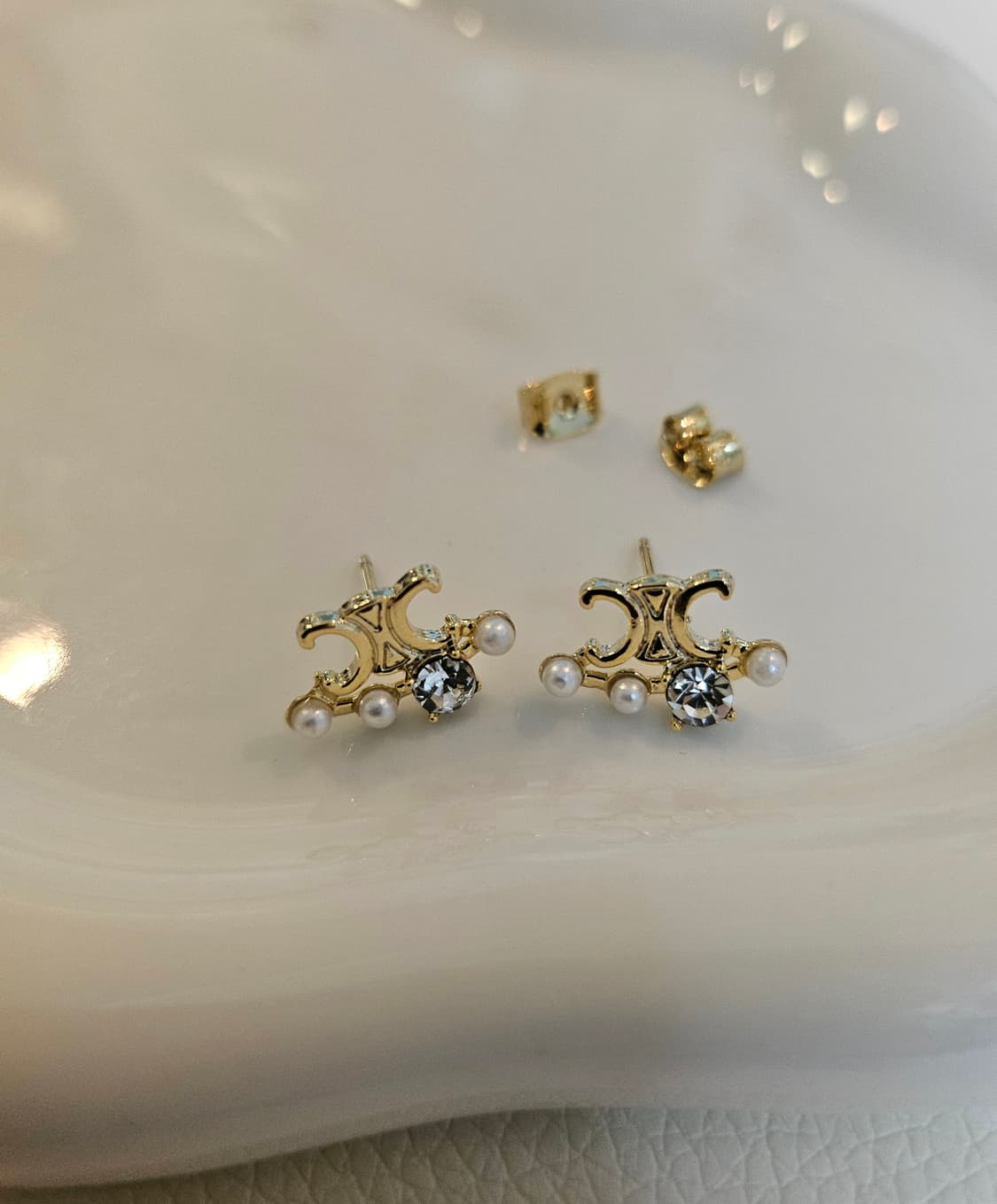 셀린느 업사이클링 트리옹프 큐빅 진주 골드 귀걸이 상품이미지4