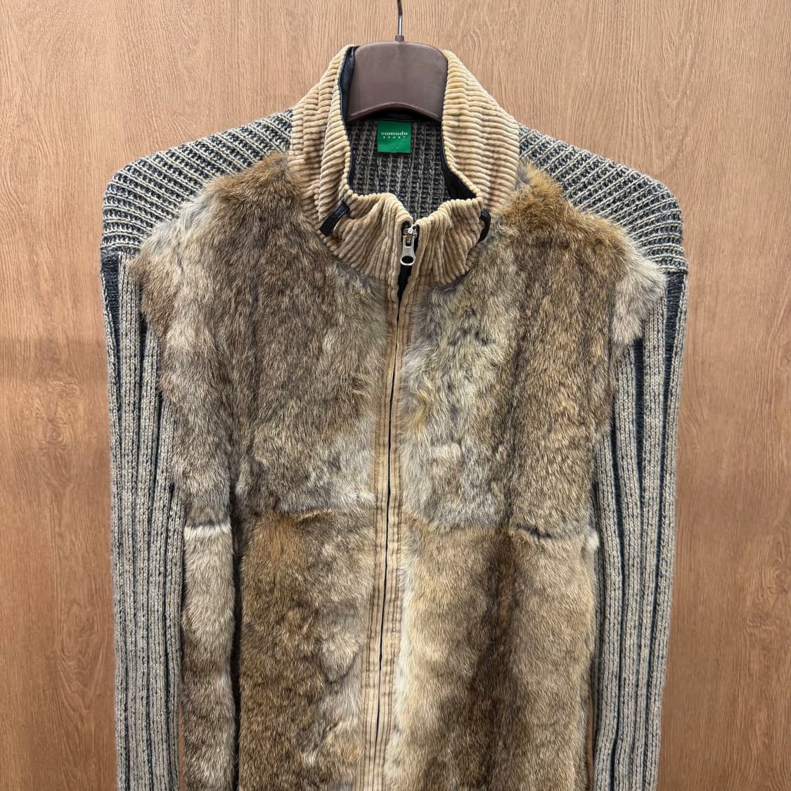 코모도 스포츠 골지 니트 집업 자켓 토끼털 배색 디테일 레귤러핏 베이지 상품이미지4