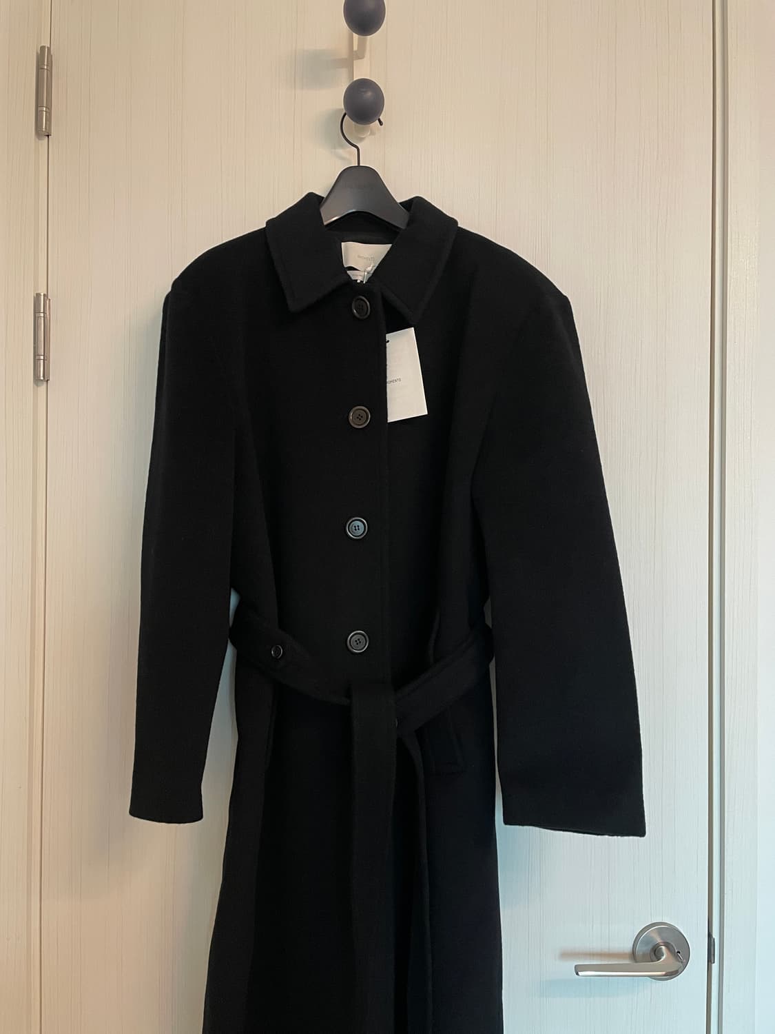 아모멘토 25FW 싱글 브레스트 롱코트 블랙 상품이미지5