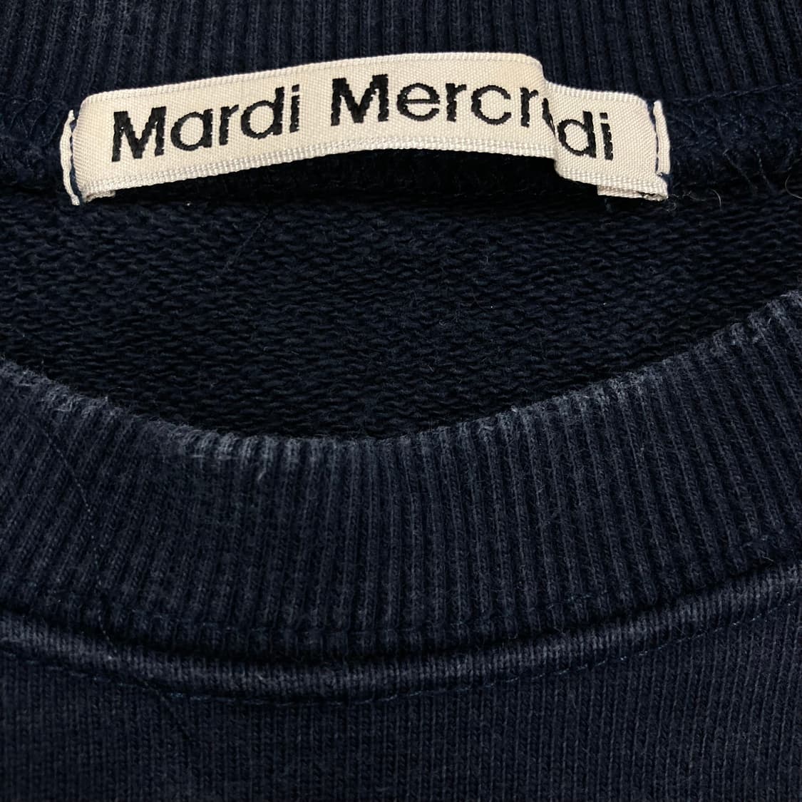 마르디 메크르디 네이비 컬러 빅로고 맨투맨 상품이미지3