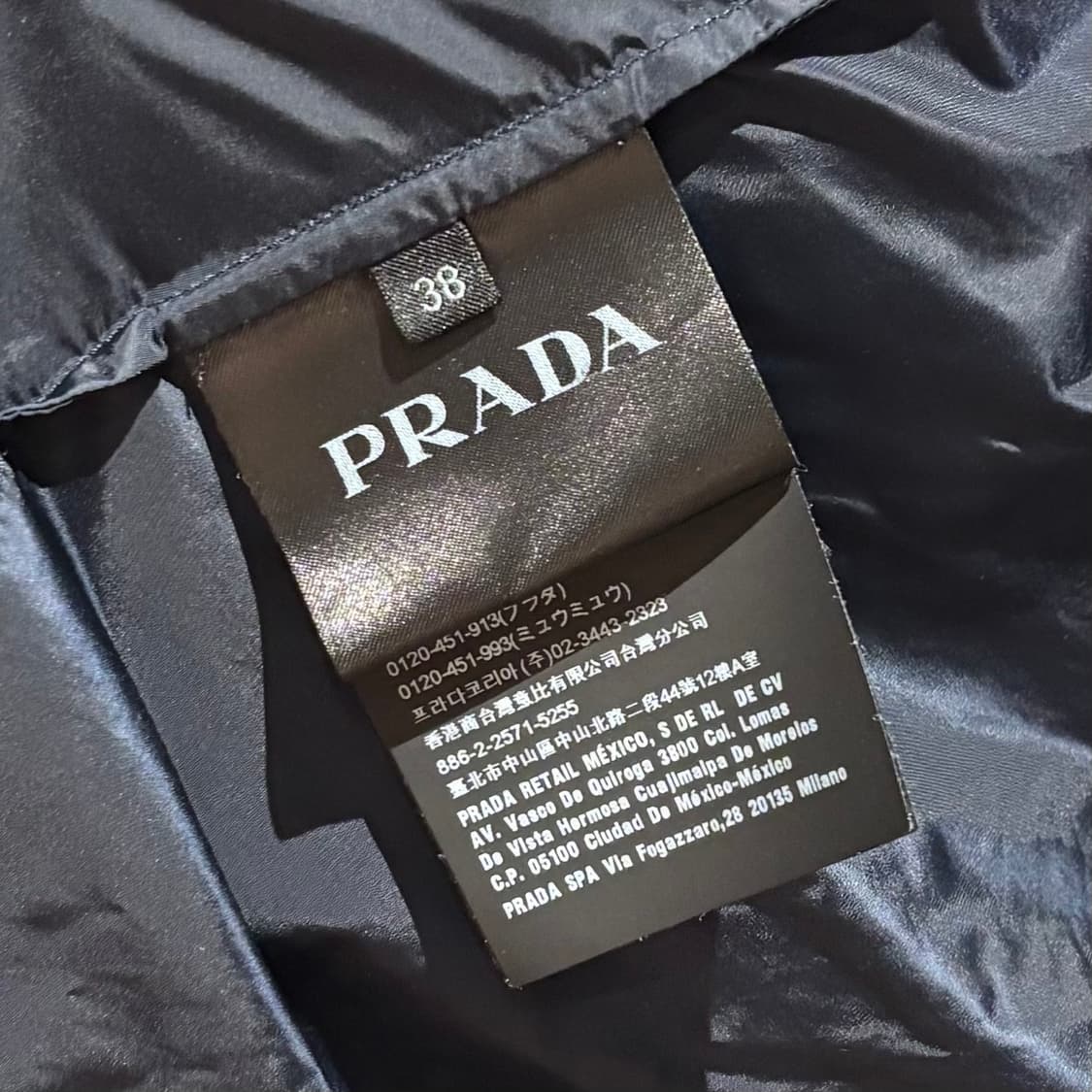 A+ 38사이즈 프라다 리나일론 삼각로고 바람막이 네이비 상품이미지4