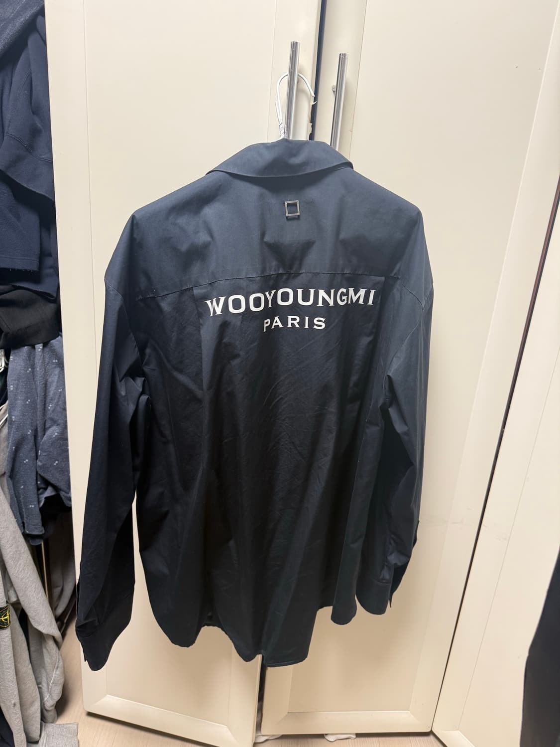 우영미 백로고 블랙셔츠 48사이즈 24ss 상품이미지3