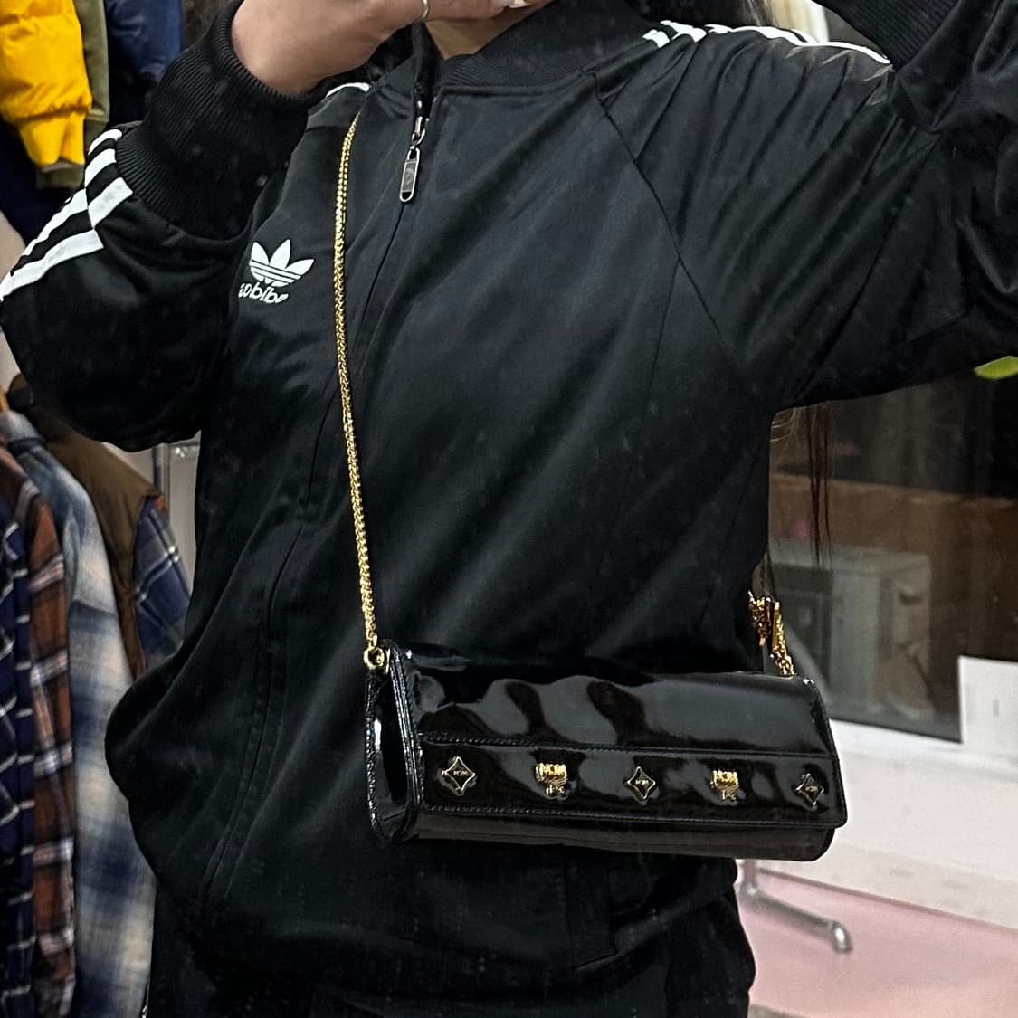 엠씨엠 블랙 페이턴트 가죽 체인백 상품이미지10