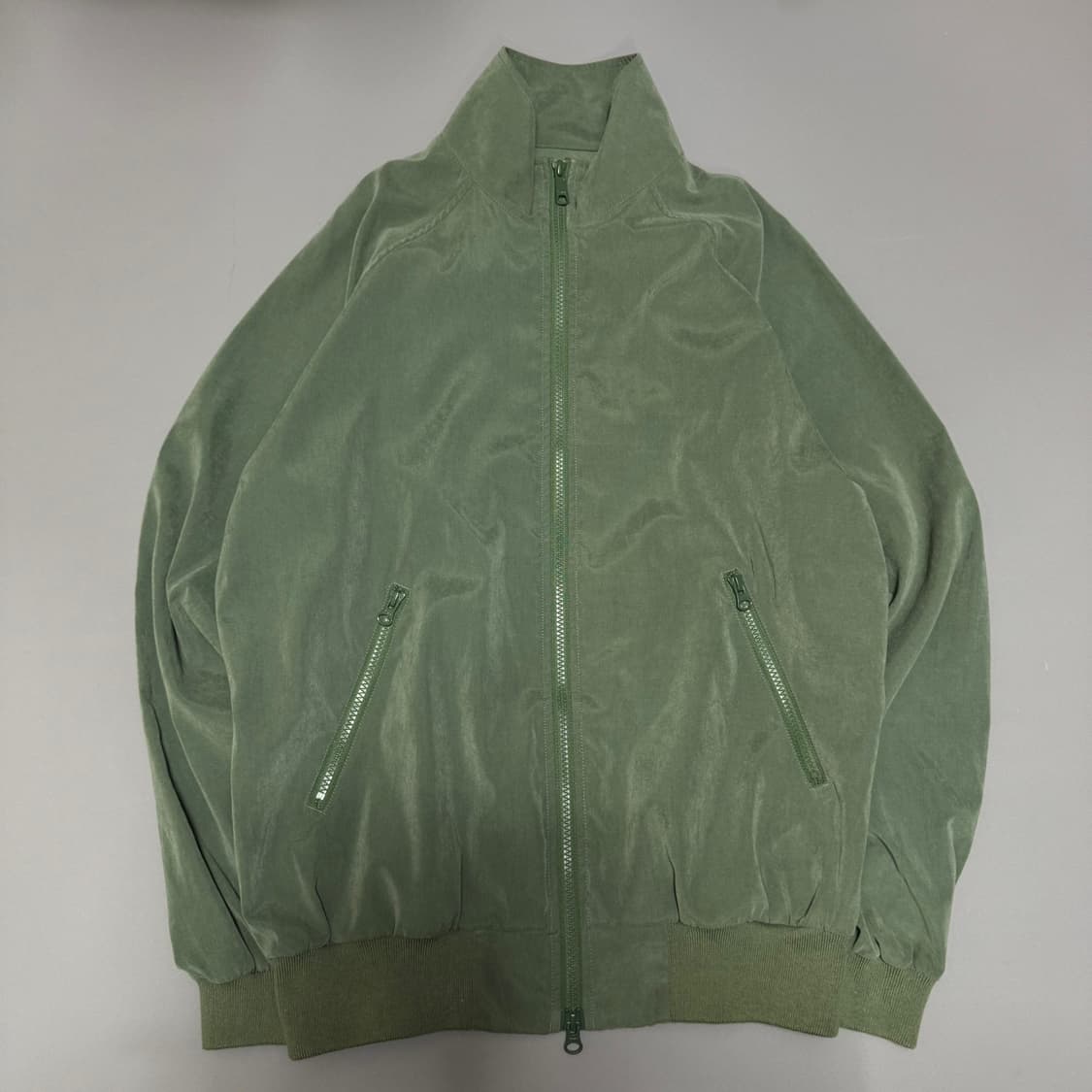 빔즈(BEAMS) 카키컬러 폴리에스터 더블 집업 하이넥 테크 윈드브레이커 상품이미지5