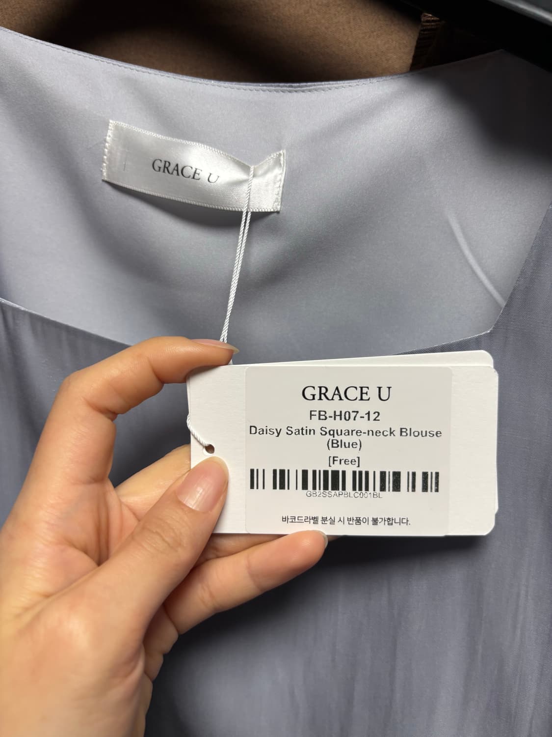그레이스유 데이지 새틴 스퀘어넥 블라우스 블루 상품이미지4