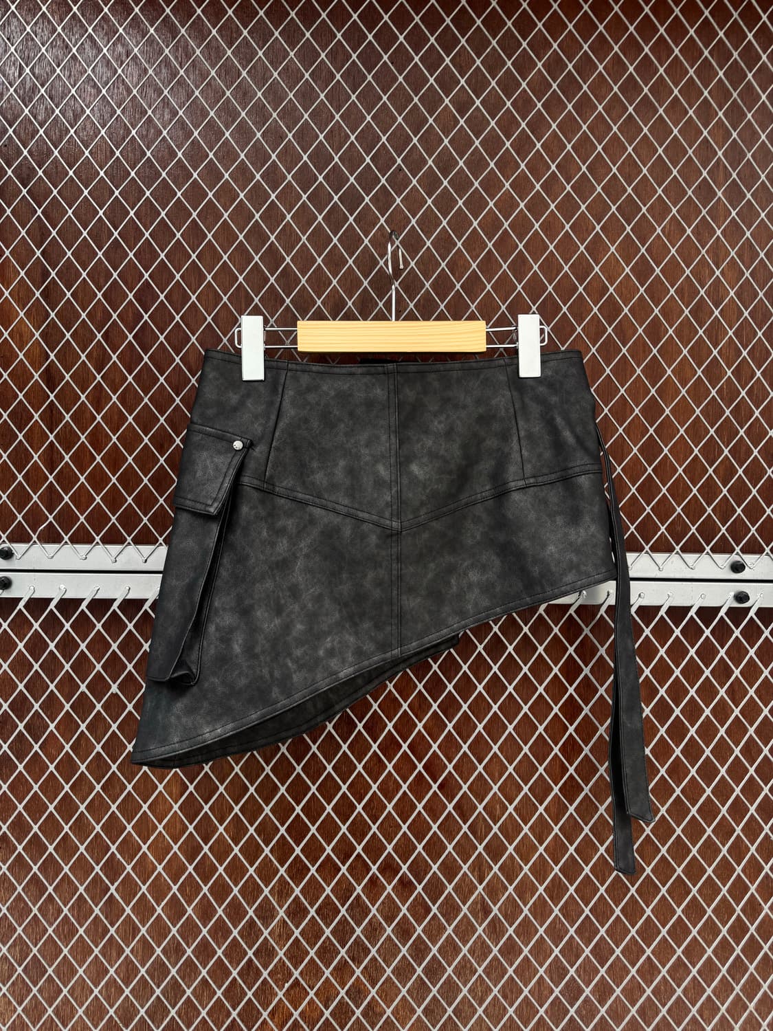 트리밍버드 레더 스트랩 벨트 디테일 레이어드 랩 스커트 다크 그레이 상품이미지9