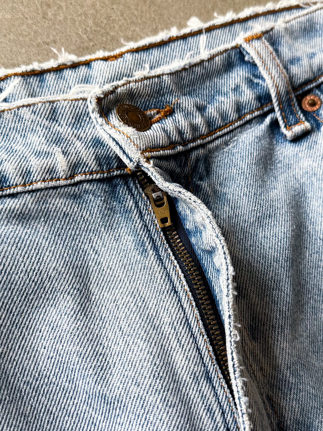 90s Vintage Levi’s 551 Distressed Shorts 상품이미지3