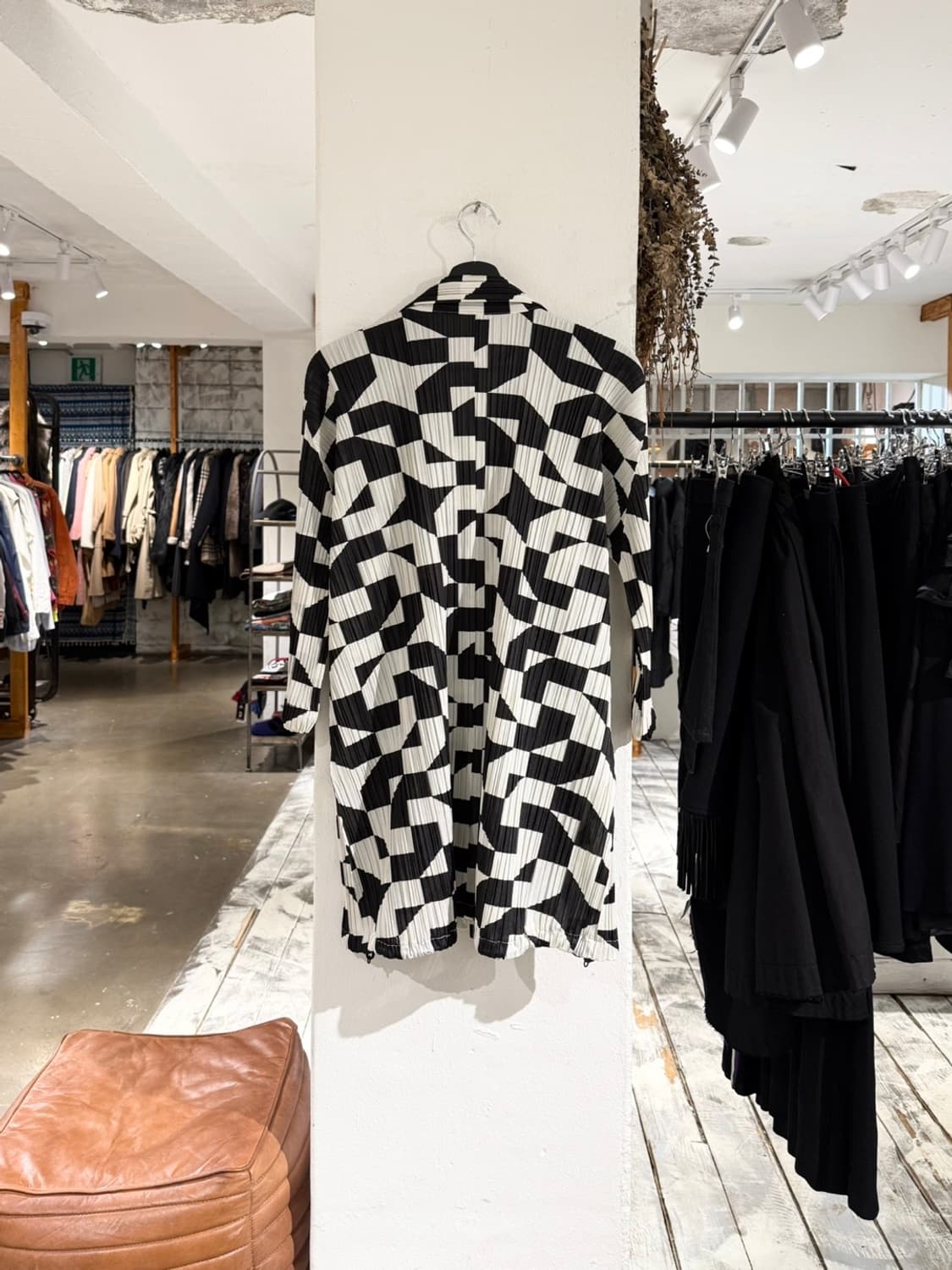 플리츠플리즈 블랙 화이트 스무시 롱 자켓 상품이미지6