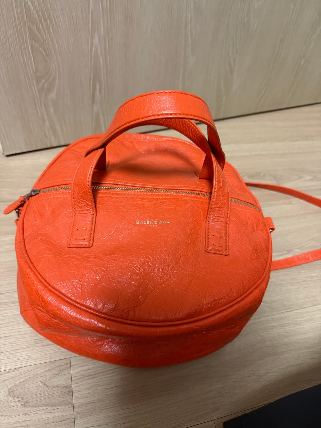 발렌시아가 원형 호보백 상품이미지1