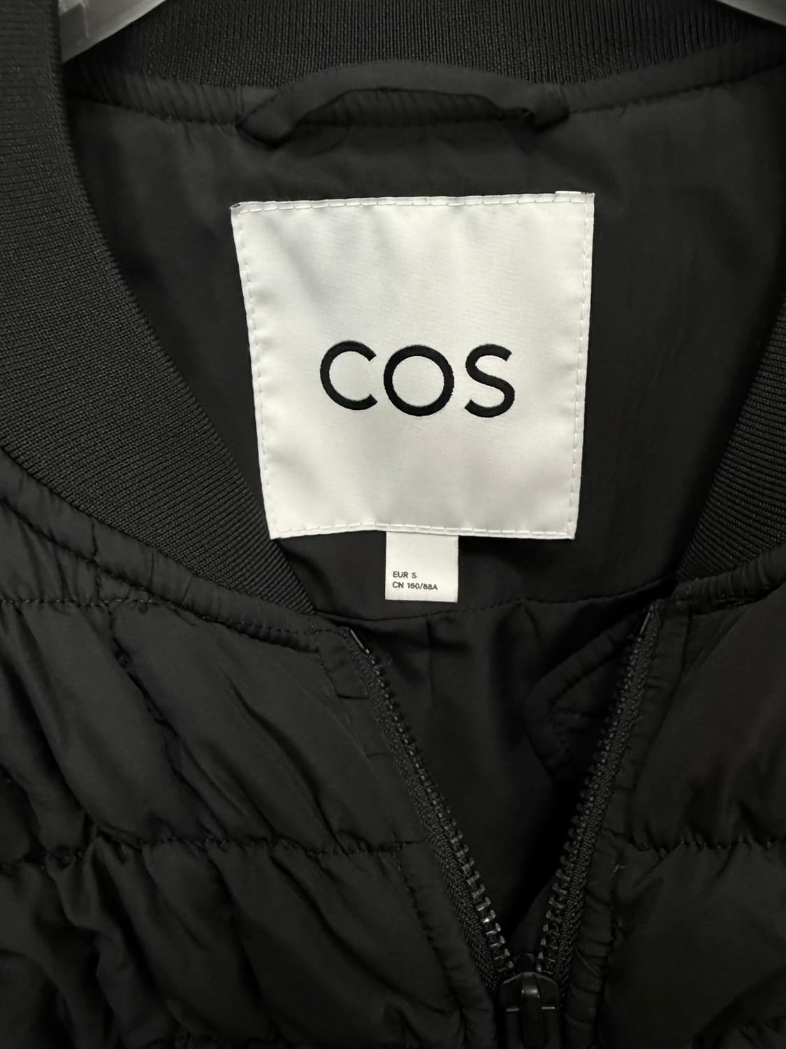 코스 COS 블랙 퀼티드 봄버 자켓  상품이미지7