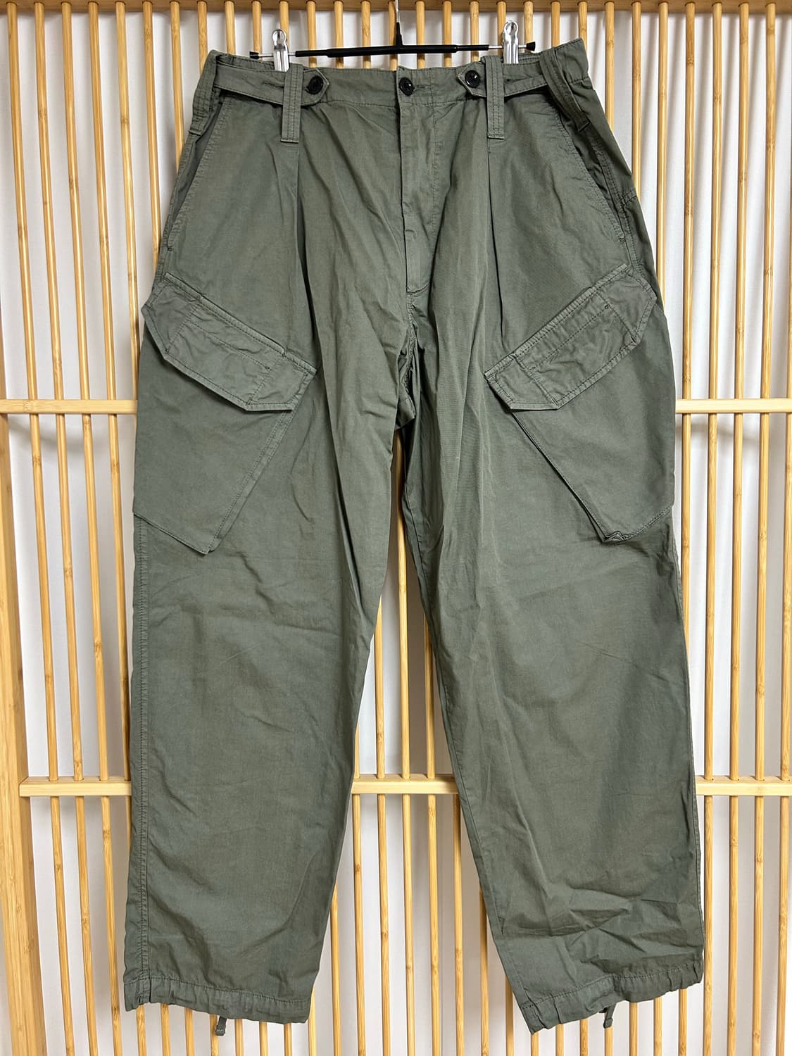 씨피 컴퍼니 카키 컬러 카고팬츠 상품이미지1