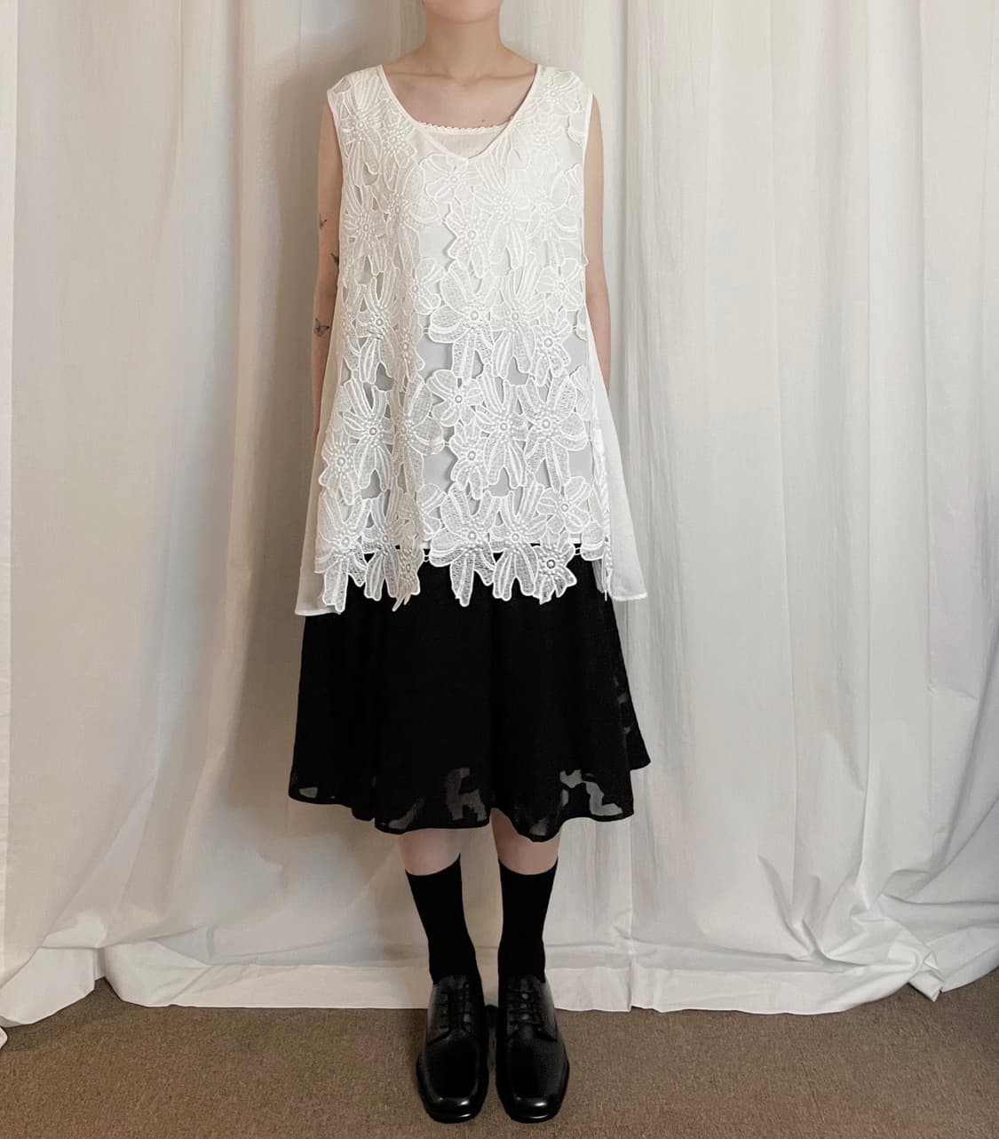 Floral Embroidery Sleeveless Top - White 상품이미지2