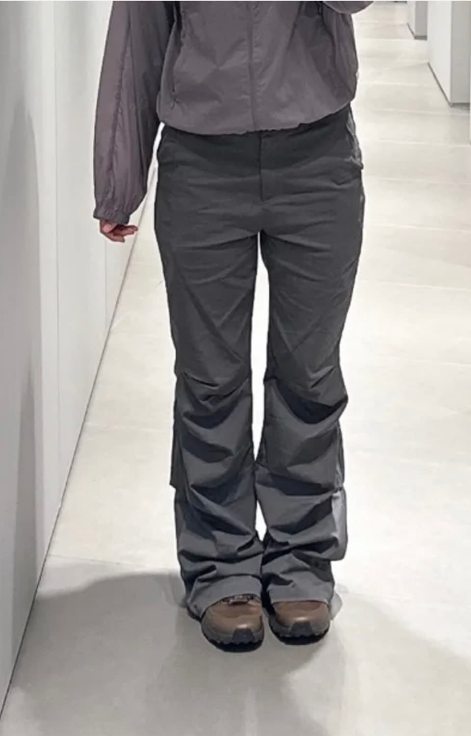 플레이스 스튜디오 로우라이즈 파라슈트 절개 라인 디테일 부츠컷 핀턱 팬츠 상품이미지1