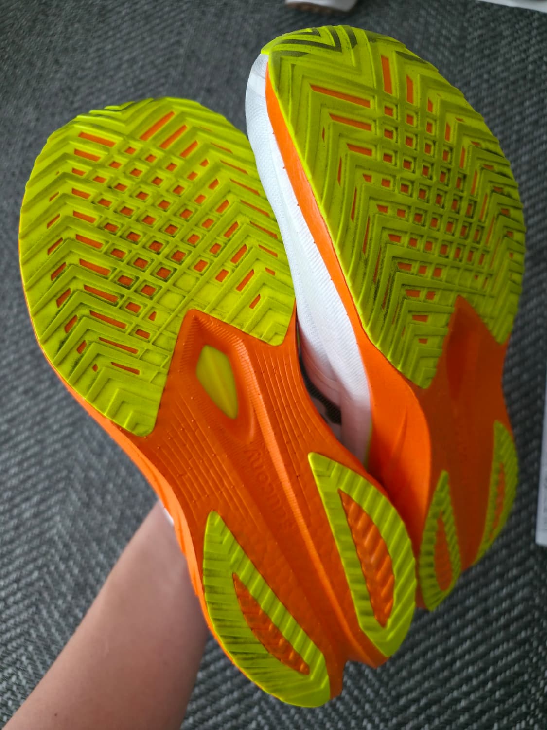 써코니 엔돌핀 스피드4 러닝화 275 상품이미지7