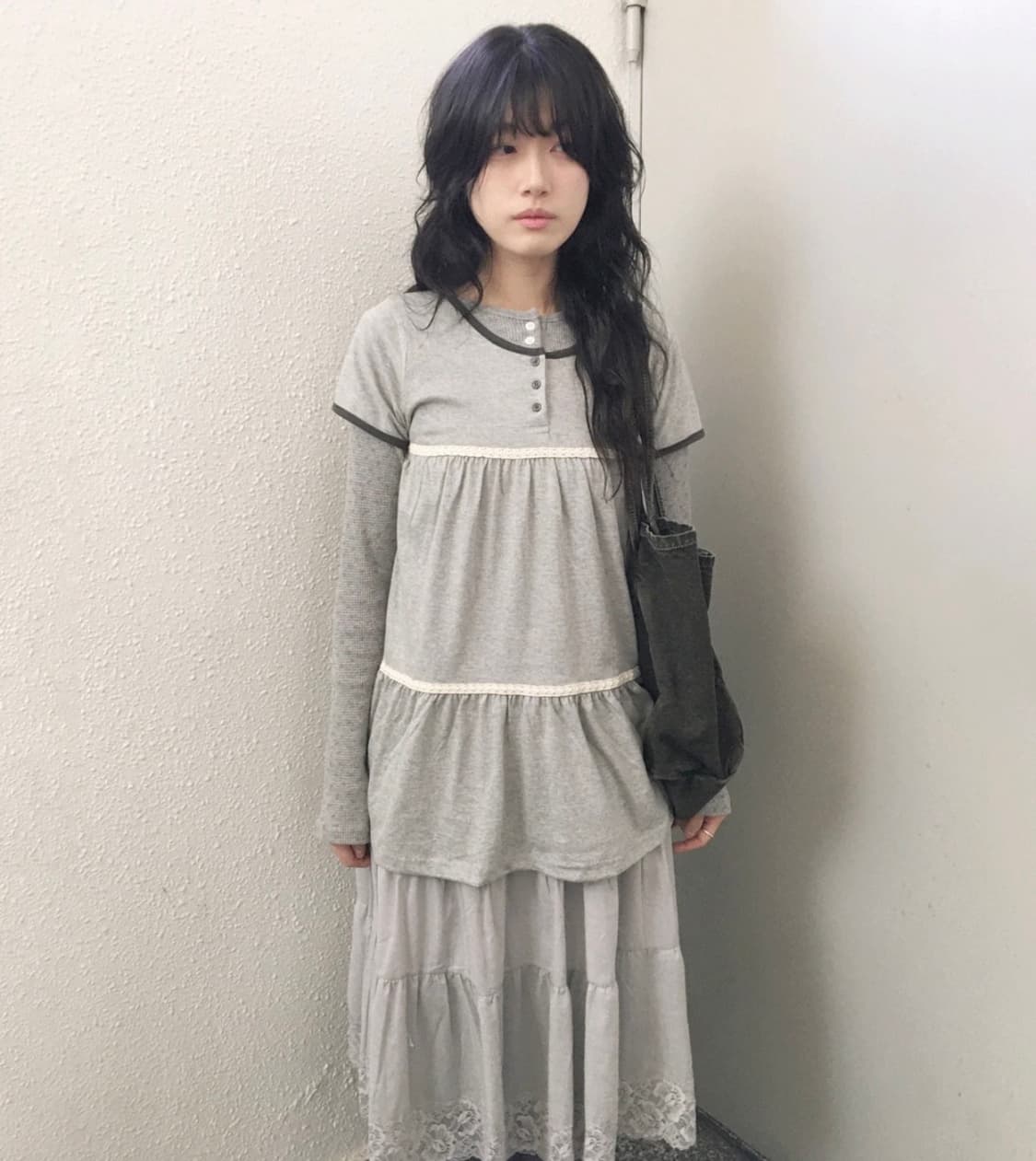 샵피에브레 shop.fiebre 레이스 버튼 셔링 탑 그레이 상품이미지1