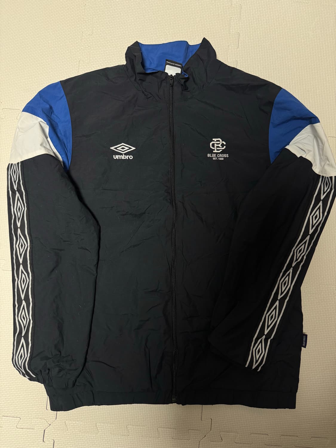 일본 엄브로 x blue cross 콜라보 바람막이 상품이미지1