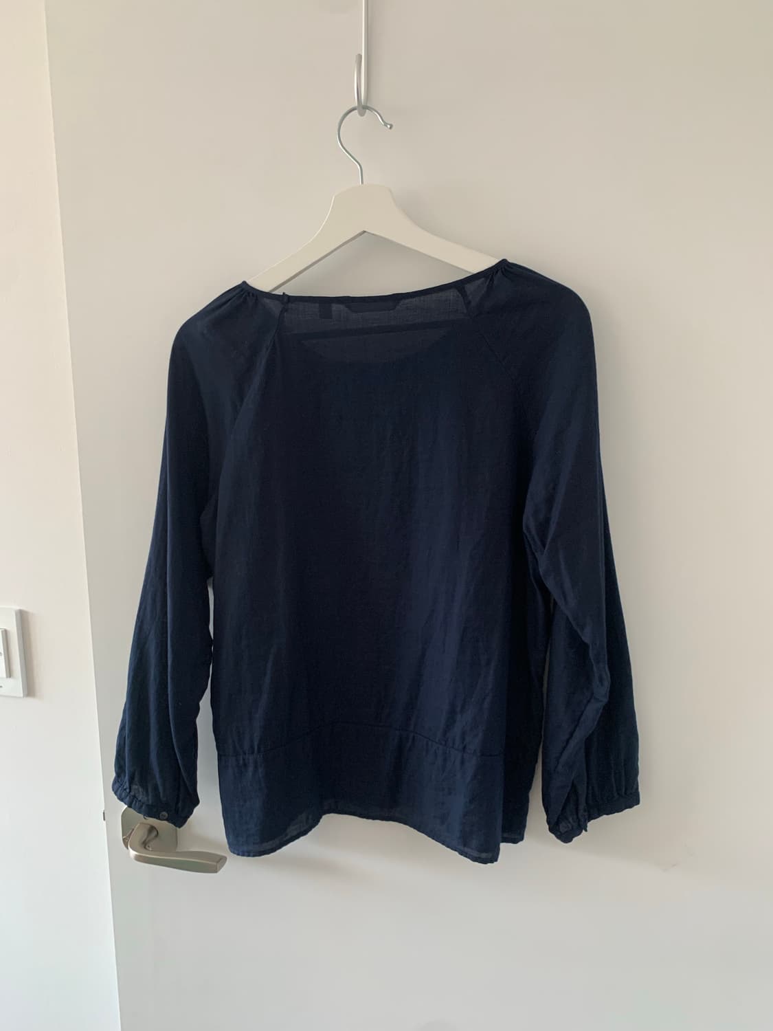 UNIQLO 네이비 핀턱 블라우스 상품이미지4