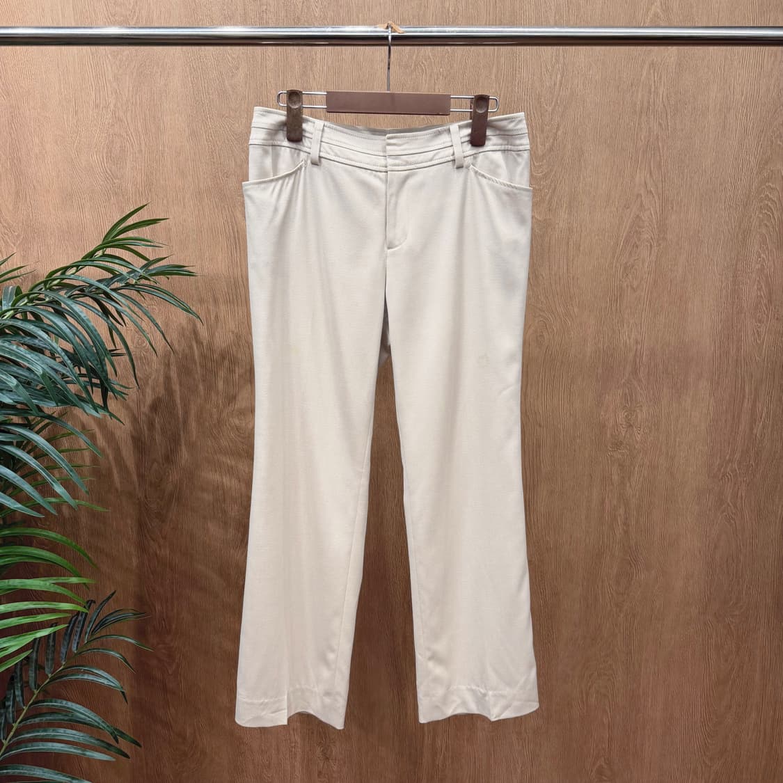 꾸레쥬 슬랙스 팬츠 후면 플랩 포켓 히든 지퍼 디테일 라이트 베이지 상품이미지1