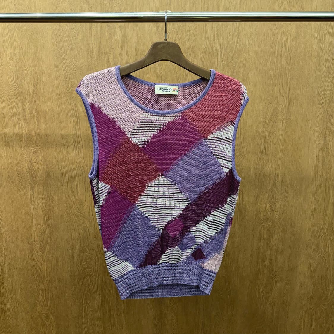 미쏘니 스포츠 라운드넥 니트 베스트 패치워크 자가드 텍스처 디테일 퍼플 상품이미지2