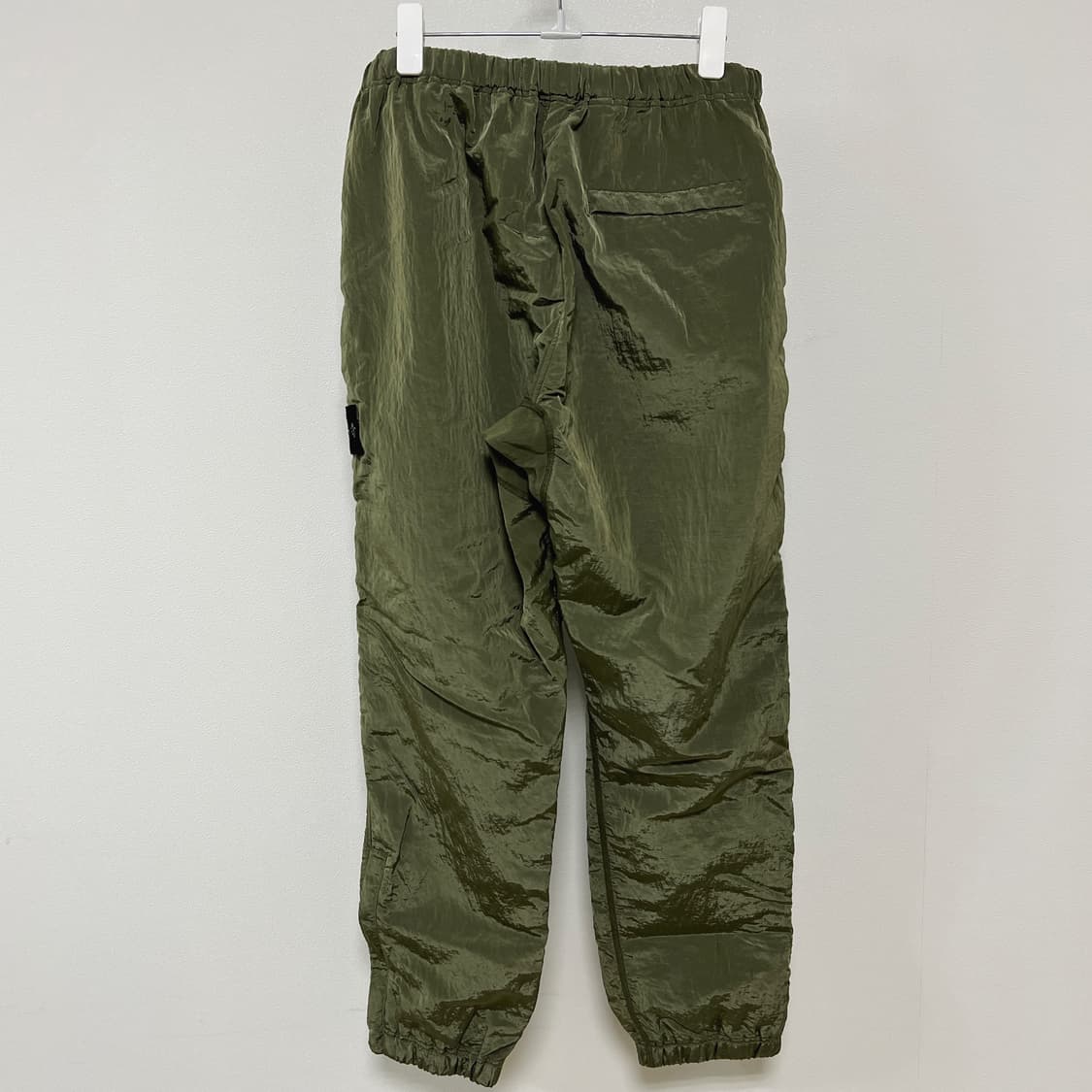 스톤아일랜드 18FW 와펜 나일론 메탈 팬츠 올리브 상품이미지3