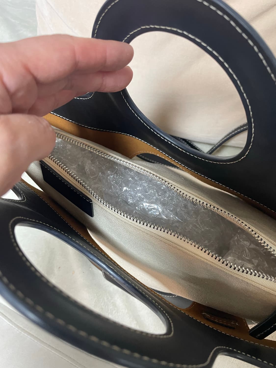 HEREU 헤레우 여성 오나다 컷아웃 레더 토트백 블랙 상품이미지3