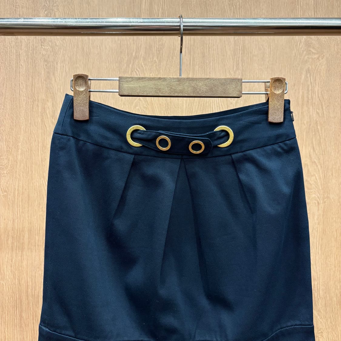 아르마니 익스체인지 미니 스커트 골드 아일렛 턱 밑단 절개 디테일 네이비 상품이미지4